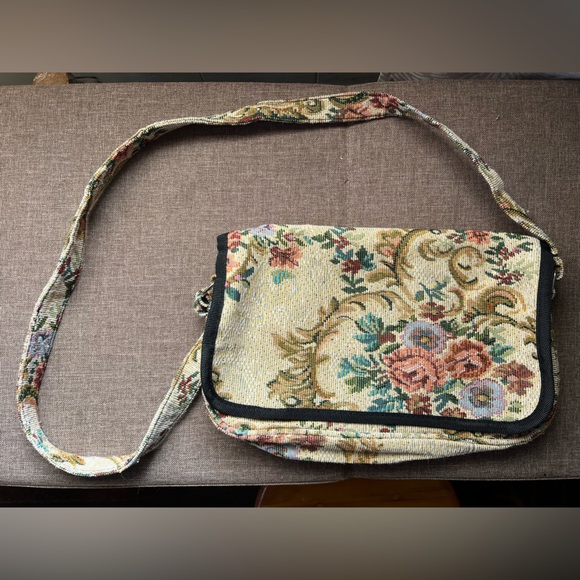 Handbags - Vintage-Inspired Floral Tapestry Bag